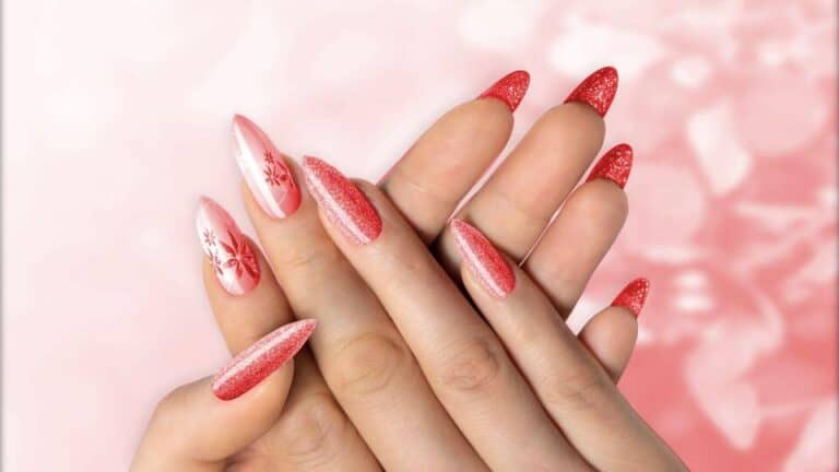 Primer plano de uñas acrílicas con diseño floral en tonos pastel en un salón de belleza en Bogotá